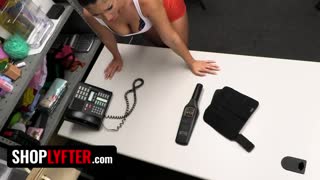 گارد جستجوی حفره انجام می‌دهد شامل انگشت کردن کسش برای اطمینان از نبود چیزی آنجا