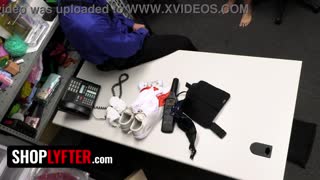 Bewaker doet lichaamszoeking met vingeren van poes om te zorgen dat er niets in zit