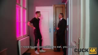 Cítím se rozpolcený, když sleduju svou hotwife v punčochách cucat jiného muže na naší pohovce