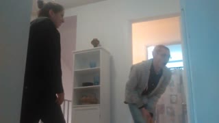 Amatorska para w zaciekłej zabawie z biciem jaj w domu