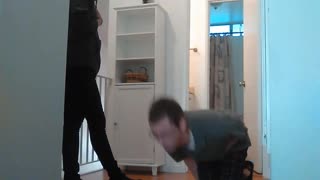 Amaterski par se loteva divjega udarjanja jajc doma