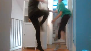 Cặp nghiệp dư chơi đá bóng dữ dội tại nhà