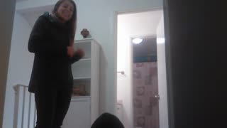 زوجان هاويان يشاركان في لعبة ركل كرات عنيفة في المنزل