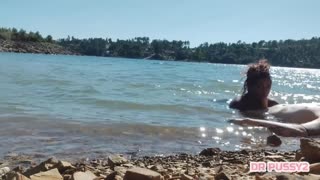 Sesala sem tisti tetovirani kurac v vodi prav pred turisti na čolnu pozno popoldne!