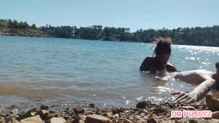 Sesala sem tisti tetovirani kurac v vodi prav pred turisti na čolnu pozno popoldne!