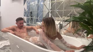 Jestem toaleta suka, połykam i nadziewam swoją mini dupę na dużego kutasa