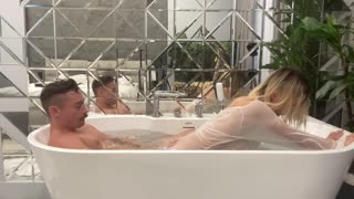 Toilet Bitch Na Lumulunok At Nag-iimpaling Sa Mini Ass Sa Malaking Dick