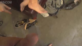 ஆசிய கையாள் வெள்ளை பெண்ணின் கால்களில் கம்மிங்