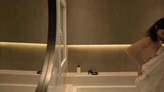 ഹോട്ടൽ മെയിഡ് ജക്യൂസിയിൽ കുടുങ്ങി ജോലി നിലനിർത്താൻ വൈൽഡ് ആമത്യൂർ ഡബിൾ ക്യൂംഷോട്ട് ഓഫർ ചെയ്യുന്നു