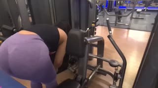 Wow! Babe Palestra Arrapata si Prepara Senza Mutande all'Allenamento