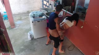 Dopo che il capo è andato via, la cameriera si è arresa al mio desiderio duro