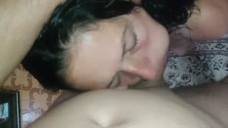 Αματέρ Παντρεμένη Πόρνη και Ωριμασμένη MILF Κάνει Ακατάστατη Πίπα με Κούμπωμα Στόματος POV