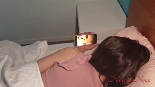 Spim zraven pastorke in jo ujamem pri masturbaciji na hentai