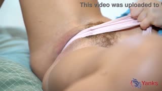 ഹേ, സ്ലിം ബ്രൂണറ്റ് അവളുടെ ഹെയ്റി പുസ്സി ഫിംഗർ ചെയ്യുന്നത് കാണുക