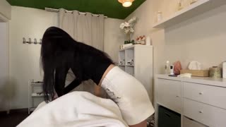 Τι Συμβαίνει Όταν μια Ζεστή Μασέρ Τραβάει με το Στόμα της;