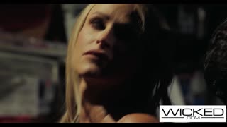 Wicked - Voyeur Babe Spioniert Pärchen beim Ficken Und Schließt Sich Für HEIßES THREESOME An?