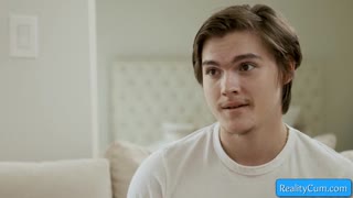 Pełna MILF blondynka uwodzi młodego 18+ faceta swoimi niesamowitymi dużymi cyckami - Lolly Dames, Tyler Cruise