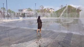 Sbalordito guardando questa brunetta formosa flashare le sue enormi tette in città