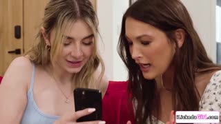 Hei, deleng bocah cilik 18+ pirang iki difinger dening kancane MILF panas