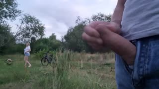 Assista um cara ousado exibir e bater uma no pau enorme em público perto de uma beleza atônita