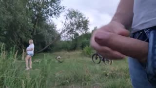 Sledujte smělého chlapa, jak blýská a drbe svůj obrovský pták na veřejnosti u ohromené krásky