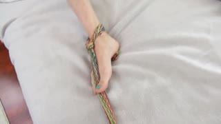 Svázaná a divoká! Jsem nadšená z téhle nadržené MILF v mé posteli, lechtám ji, až se kroutí!