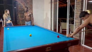 തീക്ഷ്ണമായ പൂൾ ബെറ്റ് രണ്ട് വലിയ ലിംഗങ്ങളാൽ കടുപ്പമായ കാമഭോജനത്തിലേക്ക് നയിക്കുന്നു - ഭാഗം 1