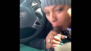 Сноубордърка доставя лудо дълбоко гърлено действие