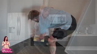 Kurvet brunette skriger i rå hundestilling med stor pik