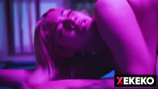 वेनेजुएला की लातीना बड़ी छातियों वाली अपने कमरे में कपड़े बदल रही है तो एक फेक फोटोग्राफर उसे जासूसी करता है