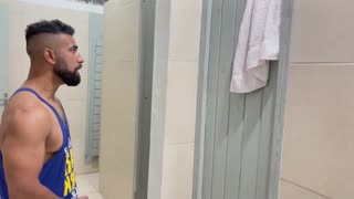 Collega Divora Moglie in Caos Spogliatoio