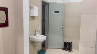 Collègue dévore épouse dans chaos du vestiaire