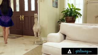 "Dühös nagy cicis MILF Reena Sky szexszalagot készít forró új szomszéddal Chanell Heart teljes jelenet"