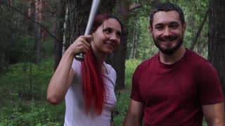 Jamais vu une MILF soumise ligotée et pilonnée avec un bâton dehors ?