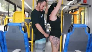 Rencontres en Bus - Vidéos de Sexe dans les Transports Publics avec Moments Spontanés