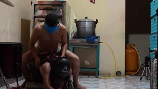 Wow, milf Latina panas di rok mini naik tetangga liar di Halloween!