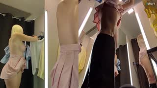 Ukryta kamera w przymierzalni pokazuje cipkę blond amatorki pod spódnicą