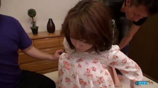 Uhh, přísahám, že tihle chlapi mlátili tuhle slečnu s obříma prsama a nakrmili ji