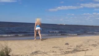 Calore Sensuale: Bionda Formosa in Costume Bianco sulla Spiaggia