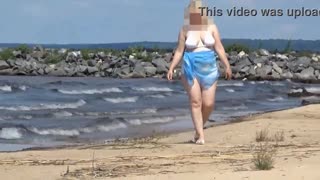 Nóng bỏng: Gái tóc vàng đầy đặn mặc đồ bơi trắng trên bãi biển