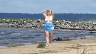 Čutim vročino: Kurbasta blondinka v belem kopalkah na plaži