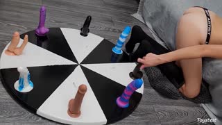 Petualangan wheel dildos! Dheweke kepingin menang orgasm kuat