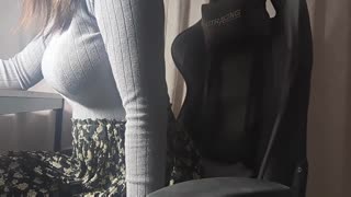 பாருங்கள் இந்த மார்பு மிகுந்த பெண் படிப்பதில் சூடாகி தன்னை தானே திருப்தி செய்கிறாள்