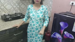 Tôi không cưỡng lại được quan hệ với MILF Ấn nóng bỏng trong bếp với tiếng rên tiếng Hindi