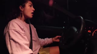 Morena provoca com brinquedo Lovense em brincadeira pública no carro