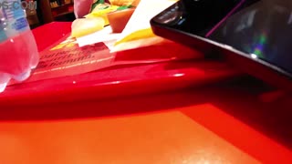 Brunett tjej retar med Lovense i offentlig billek