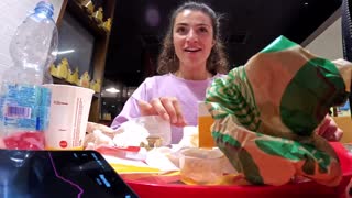 Esmer güzellik Lovense oyuncakla kamuya açık araba oyununda tahrik eder