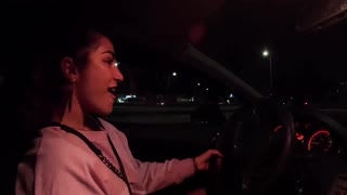 Brunetka svádí s hračkou Lovense při veřejné hře v autě