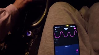 Μελαχρινή γοργόνα πειράζει με παιχνίδι Lovense σε δημόσιο αυτοκίνητο