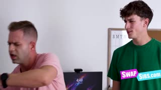 Troca de grupo selvagem com teen 18+ vira aventura louca de quarteto